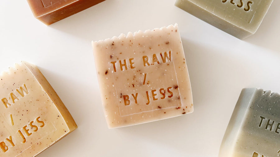 THE RAW / BY JESS 是紐西蘭手工皂第一品牌，提倡天然健康的生活方式，使用精選的純天然優質原料，創造符合現代環保意識又具創意的產品。 創始者Jessica在藥劑師家庭長大，他相信傳統草藥精華的力量可以賦予皮膚良好的自我恢復能力並用精心挑選的成分製作了獨特的配方，所有產品均以植物油為基礎，採用合乎道德的生產方法。現在她想與您分享他們的獨家家庭皮膚必備產品！