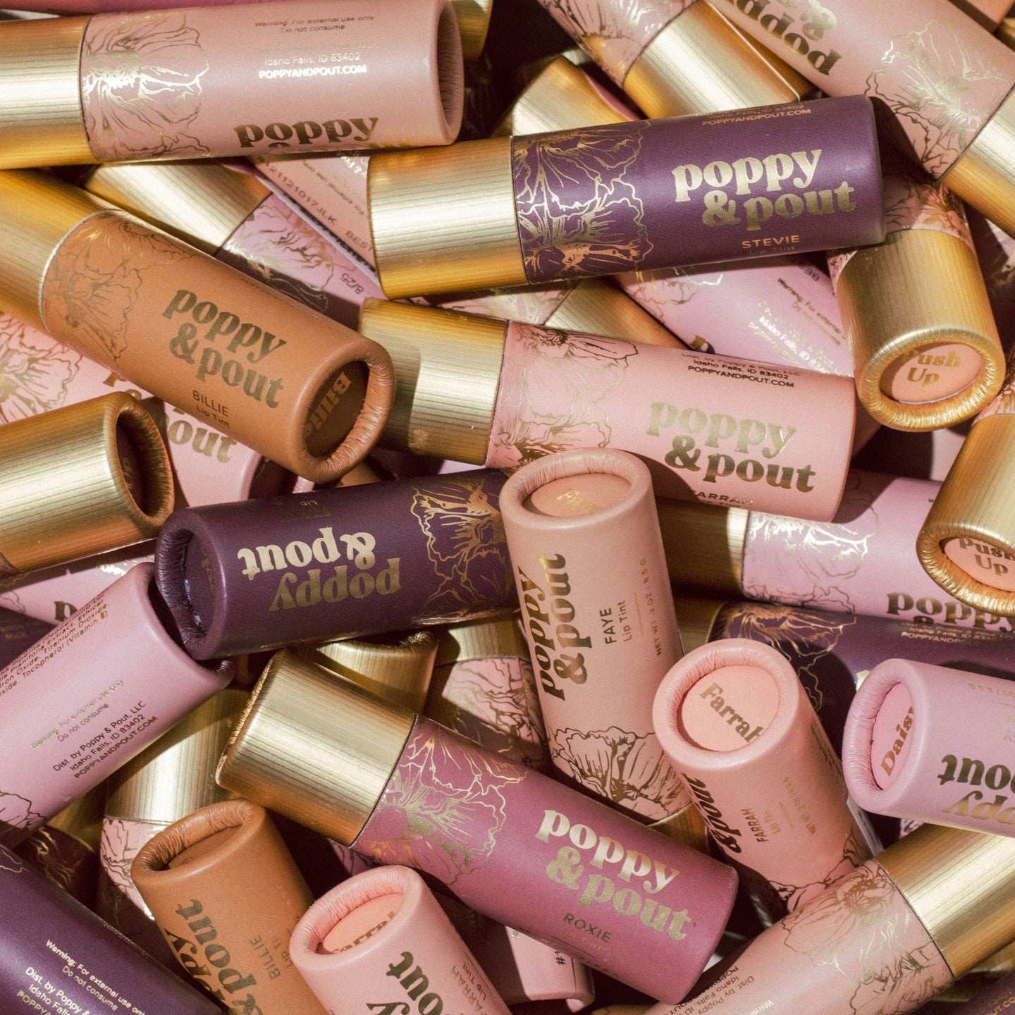 poppy and pout，2014年設立於美國愛達荷州的 Poppy and Pout,致力於創造出最天然又好聞的護唇產品。百花盛開護唇膏系列更是至今持續熱銷的商品，今天就跟著引香室一起感受它的美妙吧！